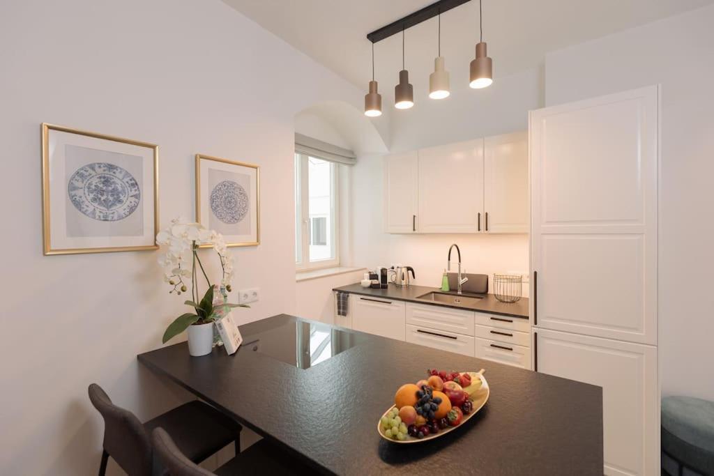 Old Great Location & View - Luxury 2bdr 80m2 Íbúð