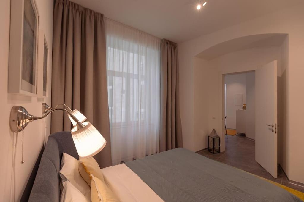 Íbúð Old Great Location & View - Luxury 2bdr 80m2 Riga