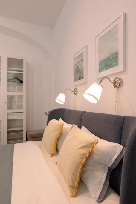 Old Great Location & View - Luxury 2bdr 80m2 Íbúð Riga